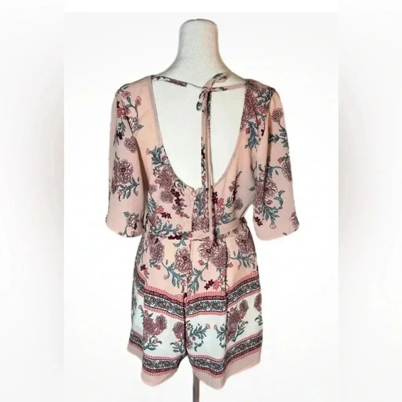 Trixxi Womens Pink Floral Print V Neck Tie Back Romper Shorts Size Medium - Picture 4 of 12